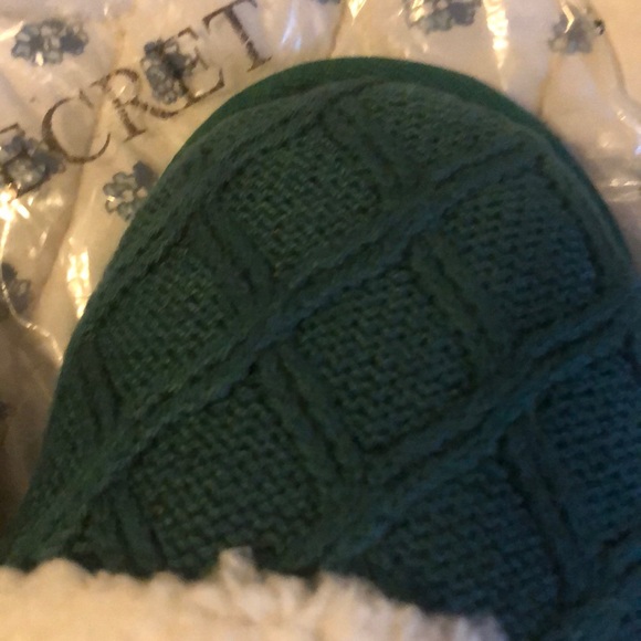 Victoria’s Secret Green Slippers - Picture 2 of 4